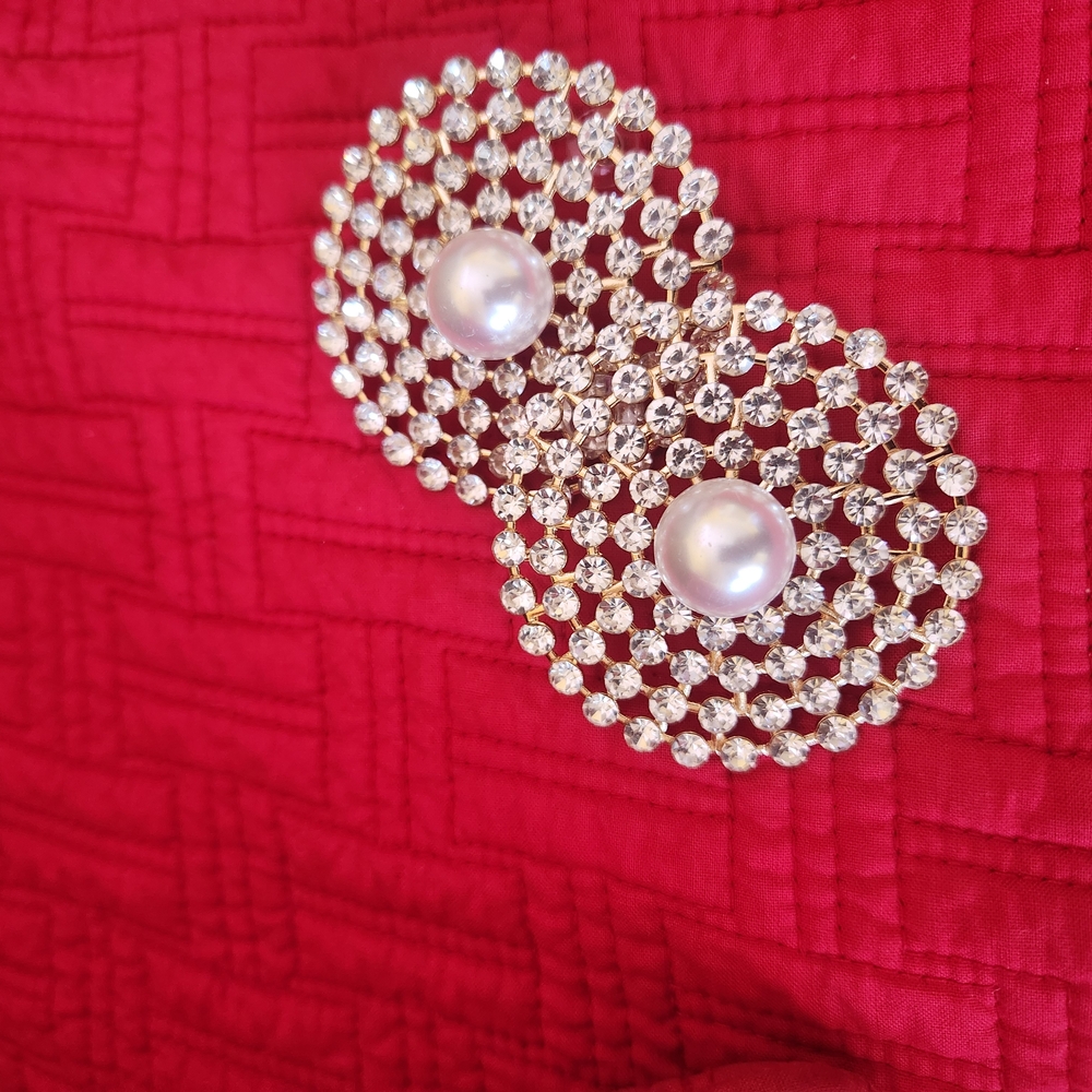 Elegant Pearl and Crystal Brooch